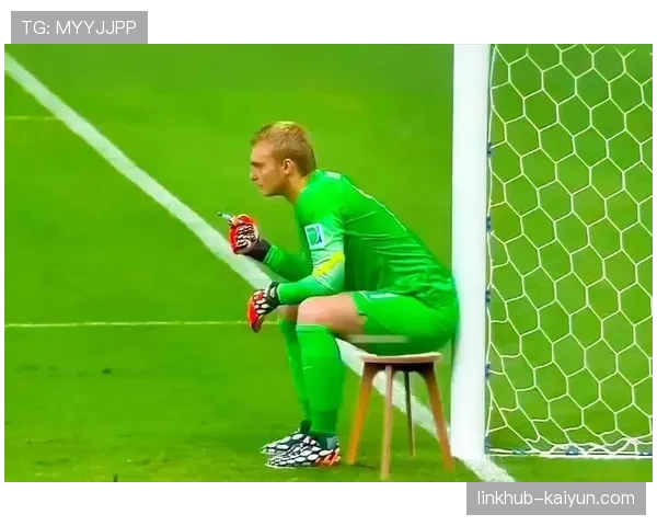 VAR介入取消点球判罚,因攻方球员在定位球进攻中先越位 VAR介入取消点球判罚,因攻方球员在定位球进攻中先越位